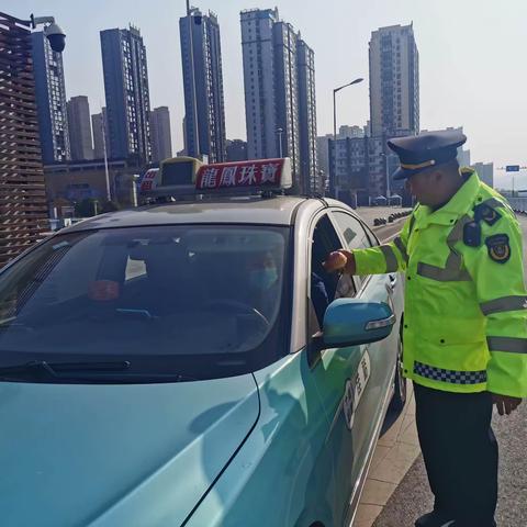 新春佳节，交通执法人员向出租车驾驶员送“苹”安