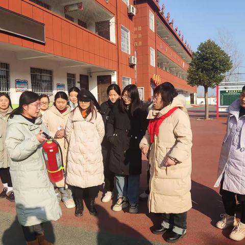 邓官营小学举行灭火器使用演练活动