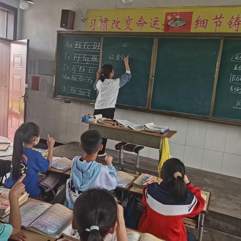 “教”无涯，“研”不尽——侯庙镇碱场小学语文教研活动