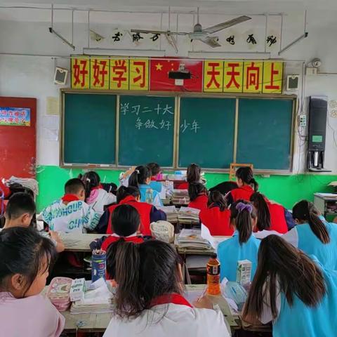 盆尧陈庄学习二十大争做新时代好少年 ，树立正确的人生观和价值观，有乐于奉献、坚定信心，帮助身边的人。