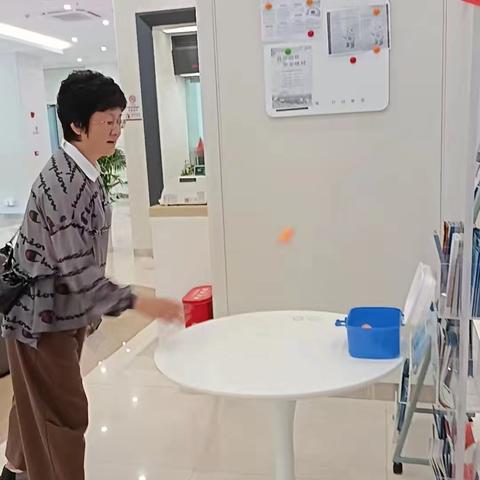 10月6日 浔东支行举行了“幸运弹弹弹”活动