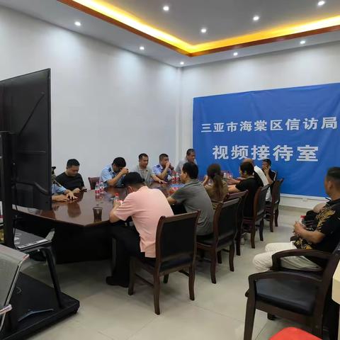 区委常委、政法委书记卢家强到信访接待室接访群众