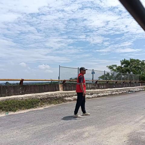 下园村网格员开展辖区铁路护路安全巡查工作