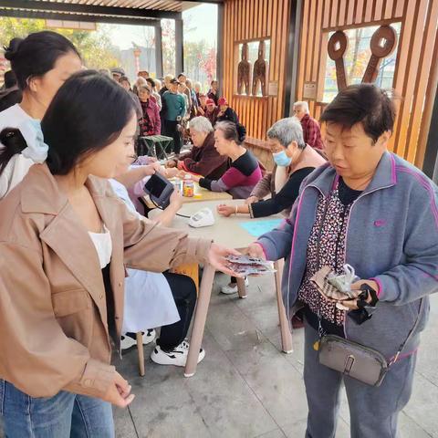 社区义诊“零距离” 重阳服务暖人心