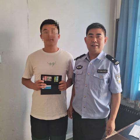 热心群众捡拾证件 民警接力帮还失主