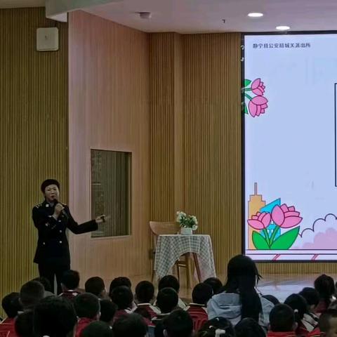“警”握小手   伴“幼”成长