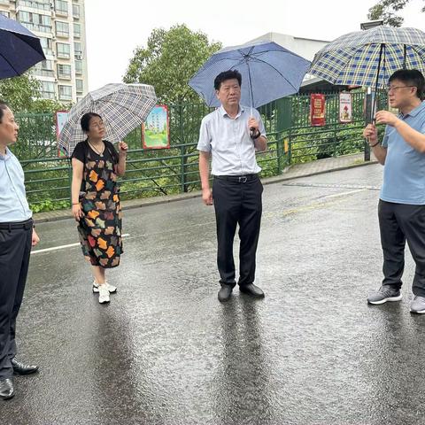 市教育局党委书记、局长何明深入市十一中调研