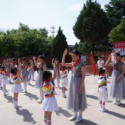 宝塔中心小学大队部“学习二十大，争做好队员”新队员入队仪式