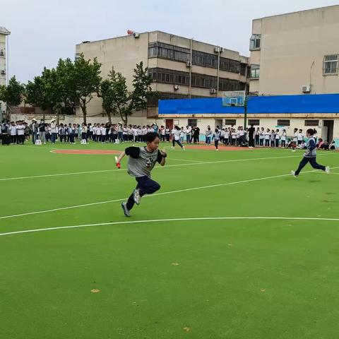 “紧握接力棒，奔跑向未来”——平邑县实验小学三年级“庆六一·接力赛”纪实