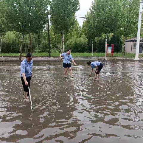 积极清理道路积水