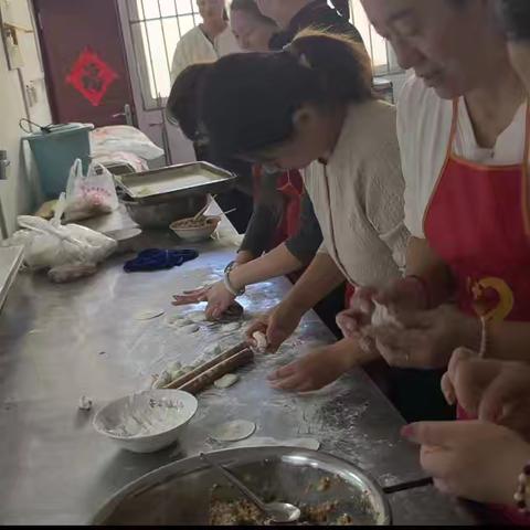 社区包饺子送温暖