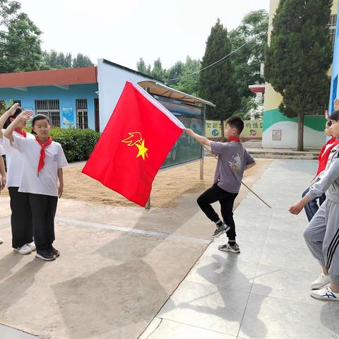 学习二十大  争做好队员——陈坟小学新队员入队仪式