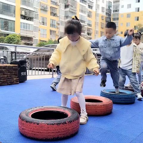 思南县江岸名都幼儿园大班———— 话成长 伴花开