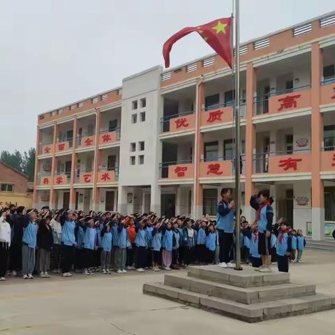 与心灵相约，与健康同行——万庄小学办“5·25”心理健康活动主题升旗仪式