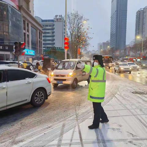 全警上路 战风雪 保畅通 渭滨大队护航辖区出行环境