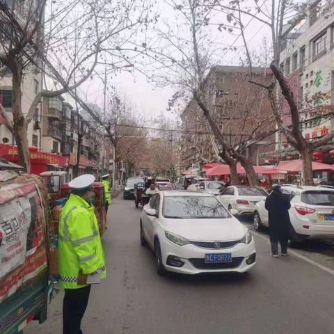 渭滨大队加强节前人员密集区域交通整治