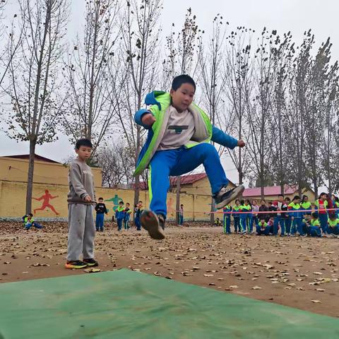 东村总校侯陵屯中心小学“逐光律动运动校园行”活动纪实
