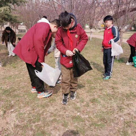 温暖春天里，雷锋在行动---南关村小学六九班