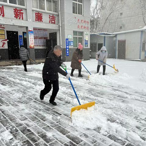 同心协力齐上阵 合力扫雪保平安