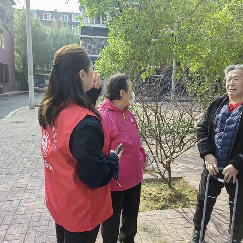 楼道堆放杂物闹矛盾， 网格员暖心协调巧化解