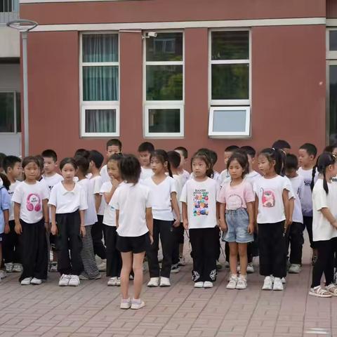 英姿飒爽展风采，雄鹰振翅欲高飞—育新小学队形队列及韵律操比赛