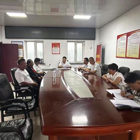 巴达尔胡镇乌兰格日勒嘎查开展“诵读红色经典，传承红色基因” 主题读书分享活动