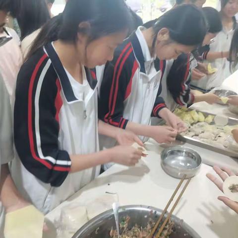 “食来运转”“饺动心弦”——兴义市第十五中学清水河校区开展包饺子活动