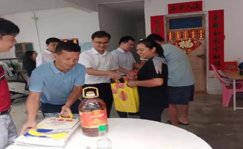 市委政研室一行开展中秋慰问主题党日活动