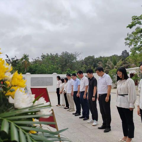 三亚市委政研室（市自贸办）开展清明时节祭先烈活动