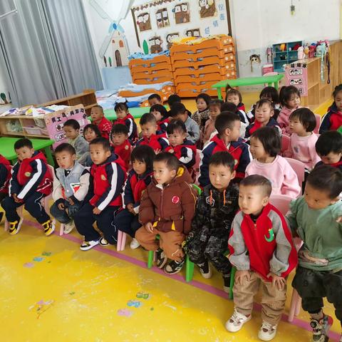 兴义市七舍镇中心幼儿园        小班10月的简篇