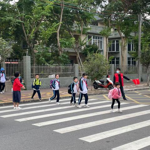 【向美而行】最美“护学岗”   撑起“安全伞”——点赞迪村中心小学四年级家长志愿者