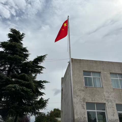 同升一面旗，同唱一首歌 康坡小学9月30日升国旗纪实