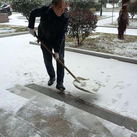 金叶新城物业的简篇 最美下雪天，最暖物业人，清理积雪，合肥市新华物业管理有限公司叶集分公司金叶新城物业工作人员在行动！