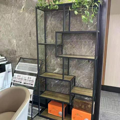 金属与木质结合的多层置物架：设计与应用解析