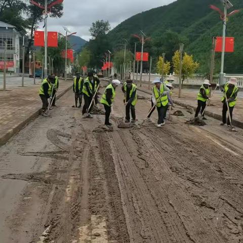 清理道路淤泥 保障道路畅通——羊沙镇积极开展雨后道路恢复清理工作