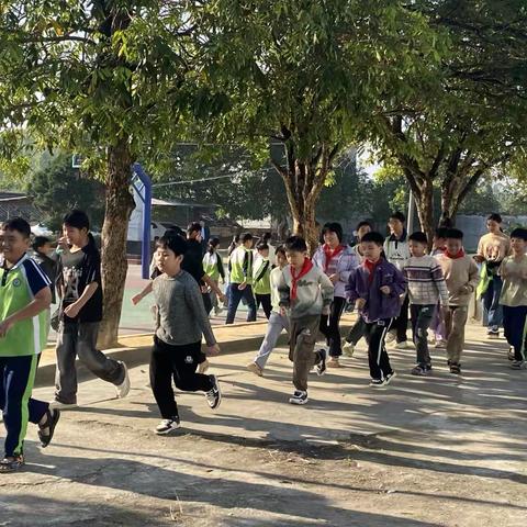 跃动米鸡石，绳彩舞课间