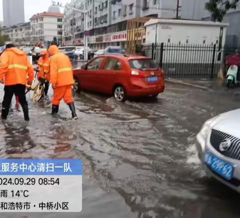 雨后，环卫工人清淤忙......