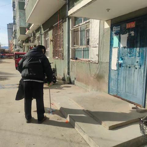 整治人居环境，共建美丽社区--扎兰屯市兴华街道青松社区开展环境卫生整治活动