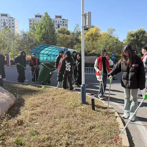 海建里社区开展落叶大清扫活动 营造干净整洁居住环境 ‍