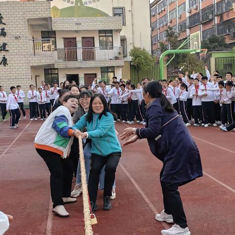 一根绳一条心 拔河比赛聚人心—许昌市健康路小学教职工趣味运动会