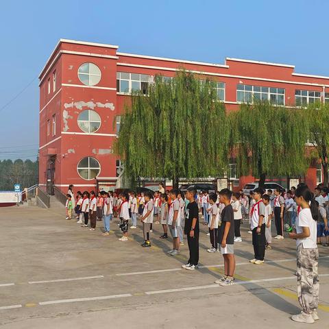 国旗飘飘，伴我成长——新学期 遇见更好的自己 ——-踞龙小学少先队党支部