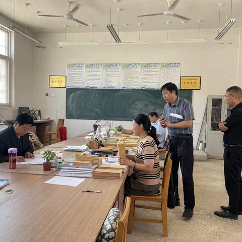 半坡店乡中心校领导督导检查石碑湾小学各项工作