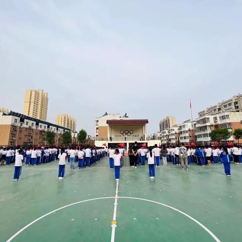 “学习二十大，争做新时代的好队员———第二实验小学教育集团中建城校区入队仪式。”