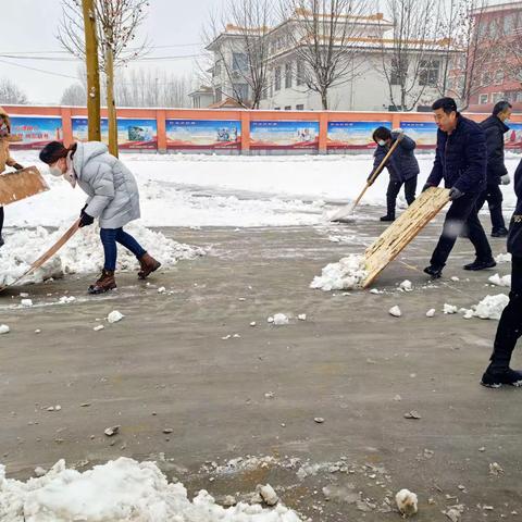 〖全环境立德树人〗家校共育 温情融积雪