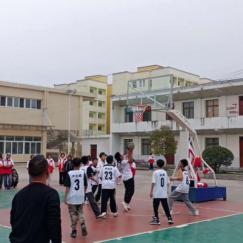 你的汗水洒在运动场上——记黔西市谷里中学冬运会篮球赛