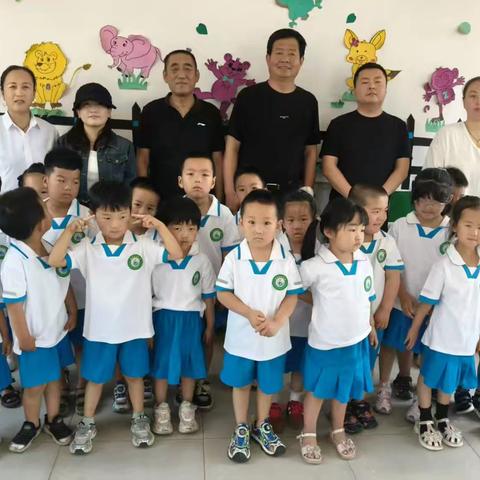 宏鑫公司李光耀经理六一捐赠校服 传递爱心温暖童年