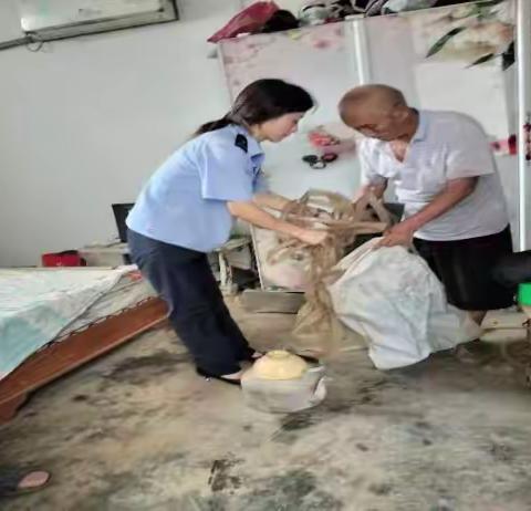 网格员拜访五保户 炎炎夏日送清凉