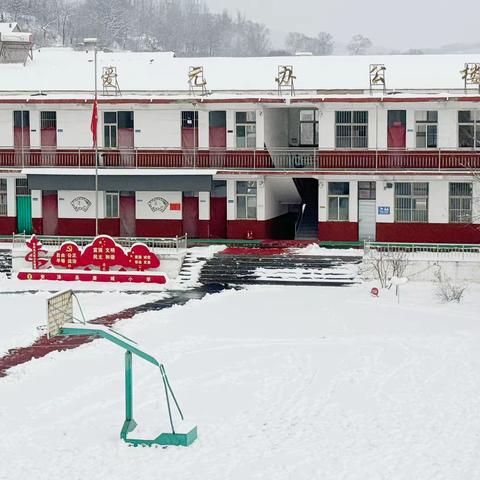 飞雪飘校园，锄雪暖意浓          ——唐城小学锄雪活动