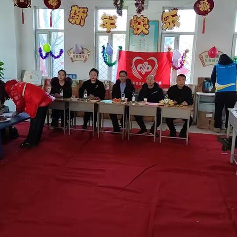 万象更新入诗画，一元复始谱新篇。在2025年元旦即将到来之际，“田村学校”携手市民政局关爱服务项目组及爱心企业共同举办“欢乐颂歌”迎新年联欢活动，喜迎2025年的到来！