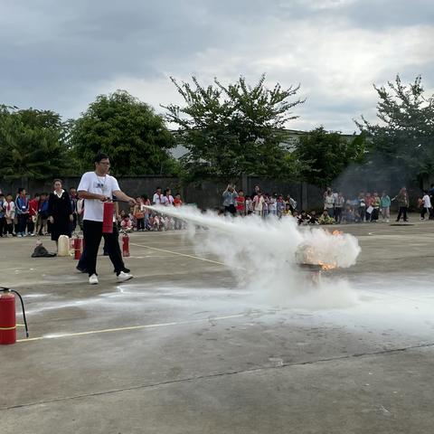 把好学校防火关  有备无患保平安——金田镇禾益小学2023年秋季期消防知识讲座暨消防实操演练活动